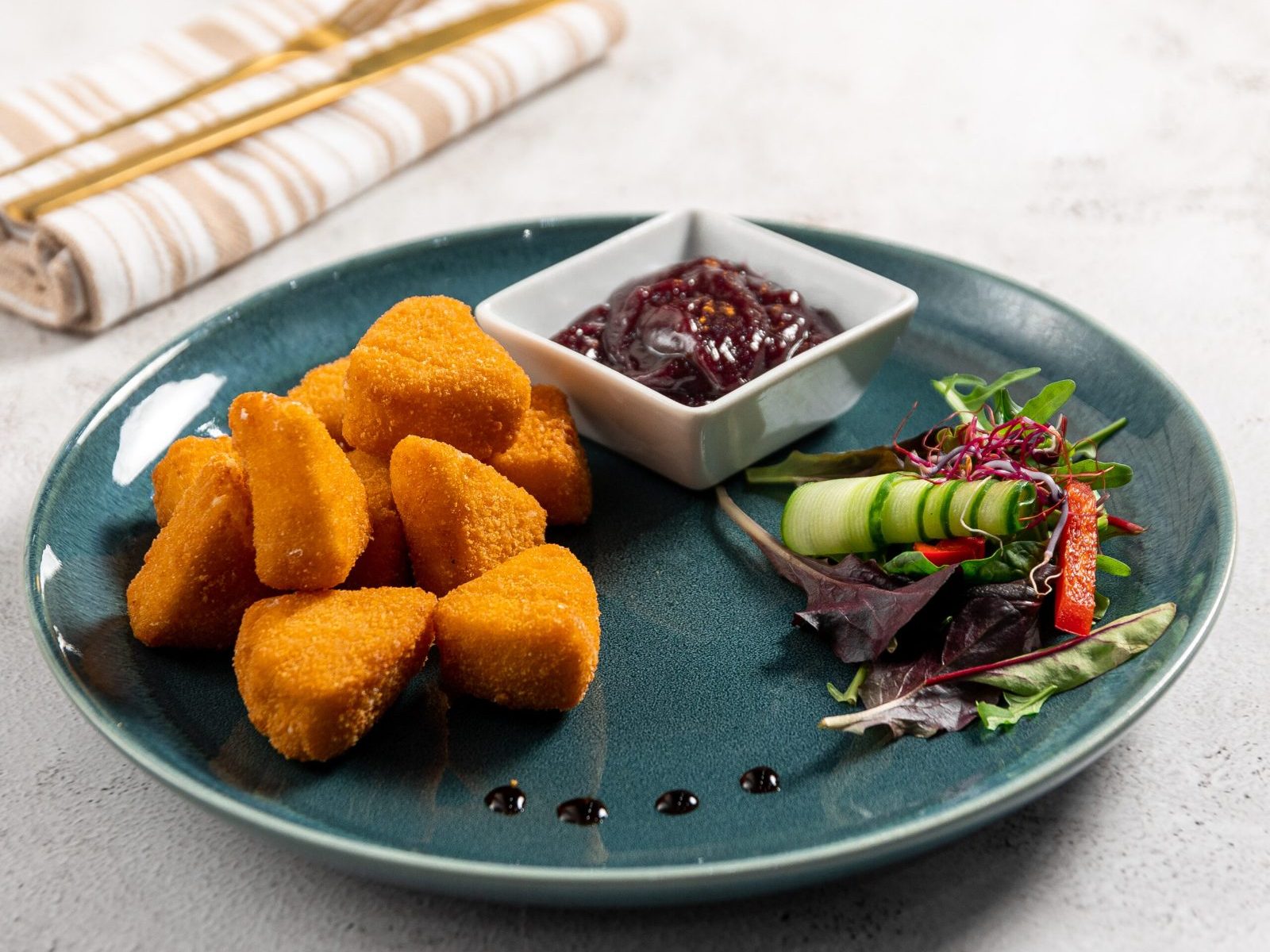 Rántott camembert áfonyalekvárral, friss salátával