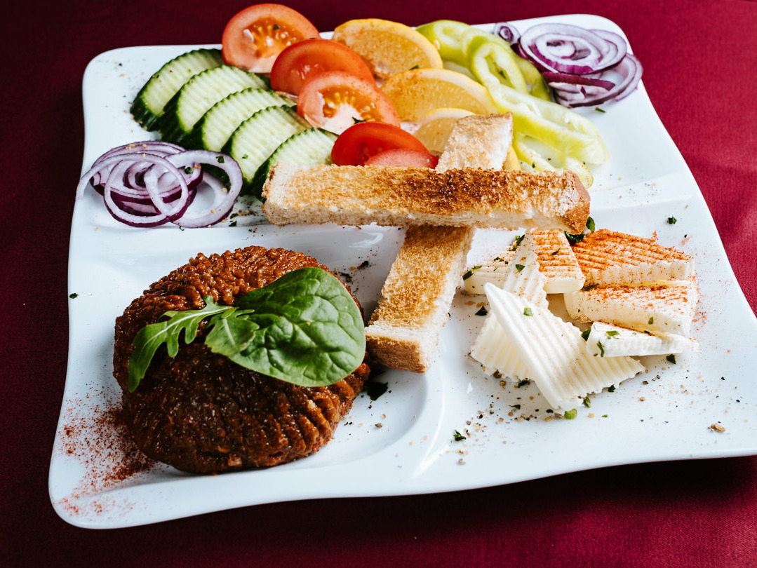Tatárbeefsteak, vaj, prímőrzöldségek, pirítós