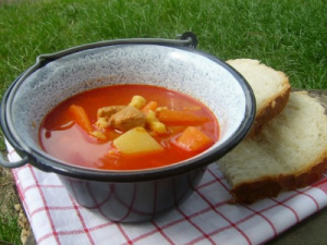 Babgulyás füstölt csülökkel